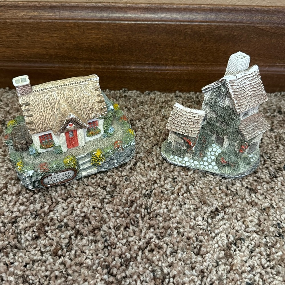 2 figurines.